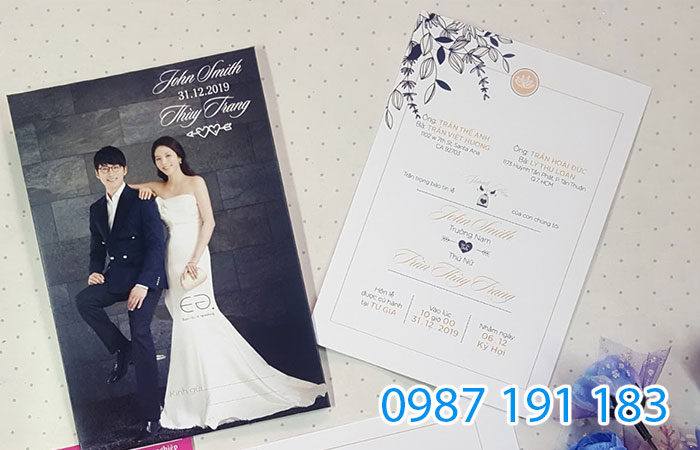 Mẫu thiệp cưới chứa hình cô dâu chú rẻ được chụp theo phong cách Hàn