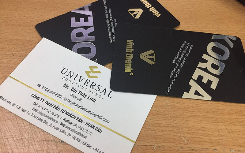 Mẫu card visit với nội dung được ép nhũ của khách sạn Universal