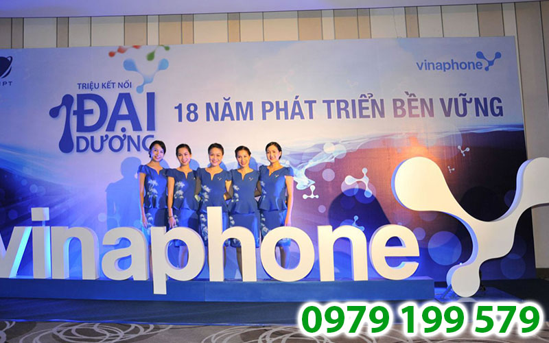 Mẫu phông bạt sân khấu kỷ niệm chương trình 18 năm phát triển của Vina phone